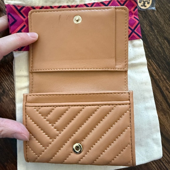 Tory Burch Tan Quilted Card Holder with Logo - Picture 2 of 4